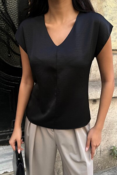 FEMELLE Μαύρη σατέν μπλούζα Ayrobin με λαιμόκοψη