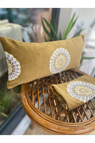 Günay Home Collection Kadife Kumaş Üzerine Dantel Aplikeli Kırlent Kılıfı