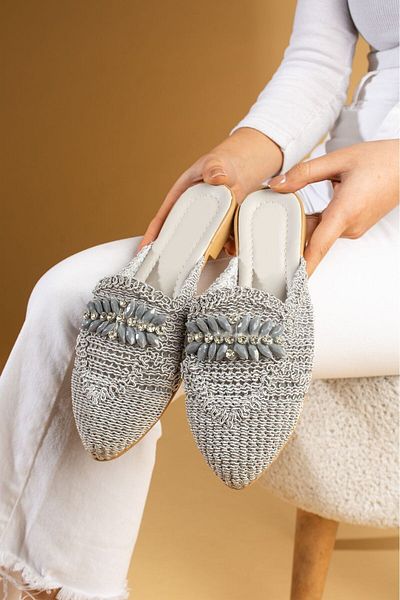 topukludünyası Women's Closed Front Lace and Straw Colored Stone Slippers