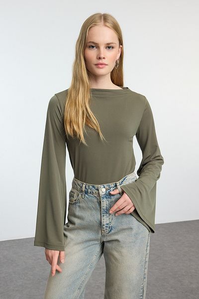 Trendyol Collection Khakifarbene Stretch-Strickbluse mit spanischen Ärmeln – bequeme Passform TWOAW25BZ00203