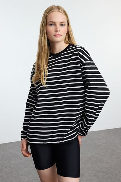 Trendyol Collection Weit geschnittenes, schwarzes, gestreiftes Sweatshirt mit Rundhalsausschnitt - TWOAW23sw00326
