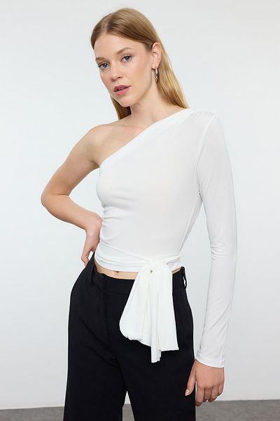 Trendyol Collection Pletená halenka FlexibleSlimFit – jeden rukáv, detail šněrování, Crop- Ecru Twoaw23bz00094