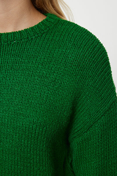 Trendyol Collection Pletený svetr Basic Boat Neck Khaki – měkká textura, široký střih, délka oříznutí Twoaw25Kz00056