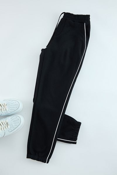 Trendyol Collection Czarne grube spodnie dresowe z lamówką - krój regularny TMNAW25EA00001