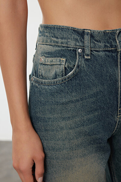 Trendyol Collection Tartósabb, sötétkék, normál derekú, bő szabású farmernadrág TWOAW25JE00140