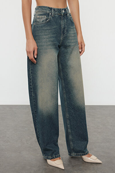 Trendyol Collection Tartósabb, sötétkék, normál derekú, bő szabású farmernadrág TWOAW25JE00140