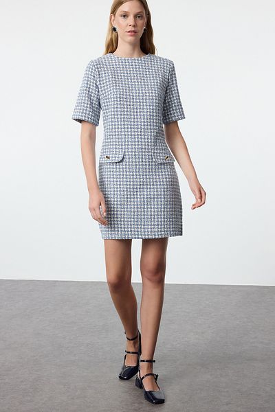 Trendyol Collection Tweed gewebtes blaues Kleid - gerader Schnitt und Knopfdetail Twoaw25el00158