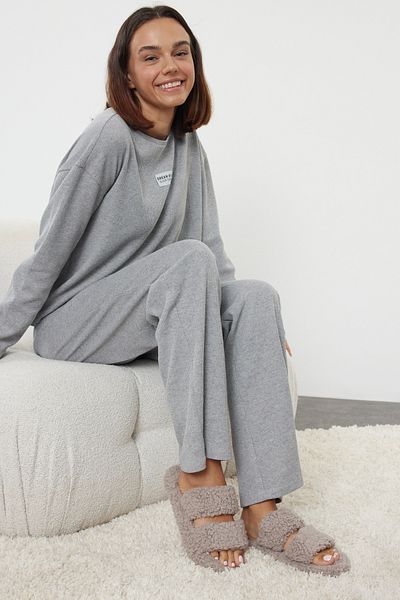 TRENDYOL SHOES Graue Plüsch-Hausschuhe für Damen TAKAW25ER00005