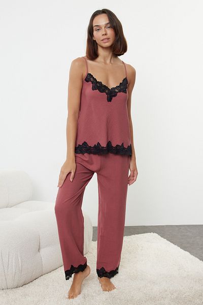 Trendyol Collection Σετ πιτζάμες με λουράκι από σατέν υφαντό τριαντάφυλλο και δαντέλα - THMAW25PT00176