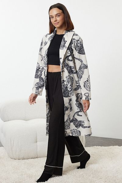 Trendyol Collection Mehrfarbiger gestrickter Wintermantel aus Fleece mit Gürtel und Tiermuster THMAW25SB00011