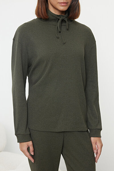 Trendyol Collection Khaki kötésű részletes állógallér bordázott kötött pizsama szett THMAW25PT00021