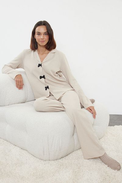 Trendyol Collection Beiges Pyjama-Set aus Strick mit Waffelmuster - Thmaw25Pt00195