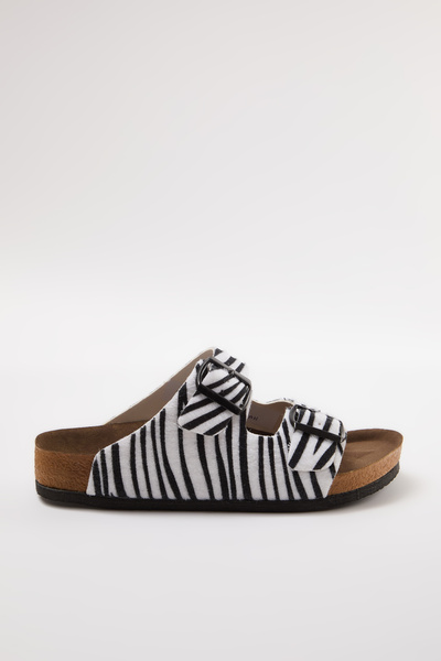 TRENDYOL SHOES Γυναικείες παντόφλες Zebra με διπλή πόρπη TAKSS24TE00004