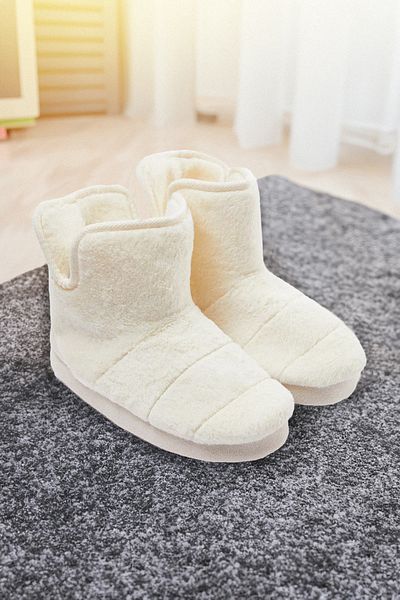 TRENDYOL SHOES Ecru Plüsch Damen Panduf Home Stiefel TAKAW25ER00006