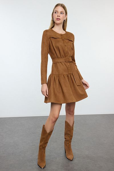 Trendyol Collection Mini-Plisseekleid aus Wildleder – Hellbraun, Skater-Stil, mit Rock – TWOAW25EL00252