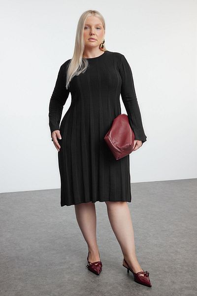 Trendyol Collection Πλεκτό φόρεμα με ριμπ λαιμόκοψη - μαύρο TBBAW25AH00060