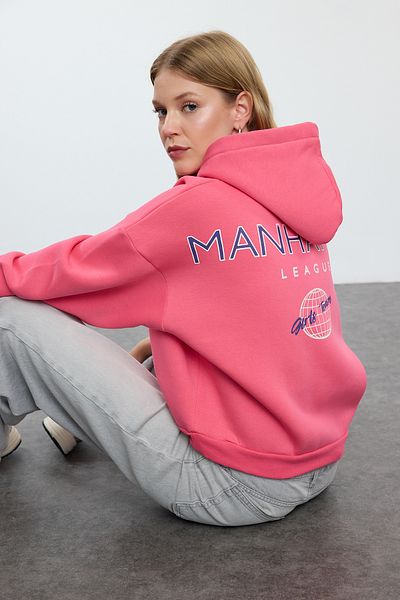 Trendyol Collection Fleecová růžová pletená mikina s kapucí - Detailní potisk TWOAW22sw0711