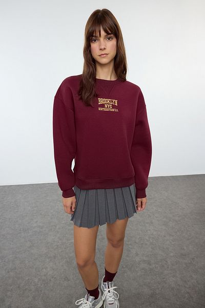 Trendyol Collection Fleece-Strick-Sweatshirt in Burgunderrot – Slogan-Druck, dicke Innenseite – TWOAW25SW00118