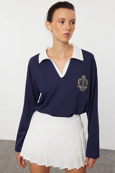 Trendyol Collection Sötétkék póló nyakú hímzés és poplin Garni részletes túlméretes/széles szabású kötött póló TWOAW25TS00000