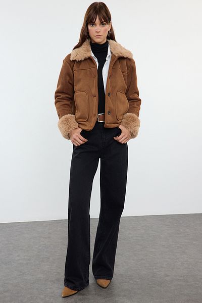Trendyol Collection Кафяво велурено палто с плюшени детайли - стандартна кройка Twoaw25Mo00183