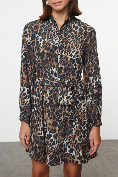Trendyol Collection Hnědé košilové šaty s leopardím potiskem a páskem - Twoaw25el00163