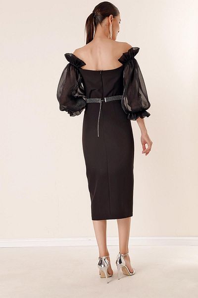 By Saygı Kleid mit eckigem Ausschnitt, Organza-Schlitz vorn und Gürtel an der Taille, Schwarz