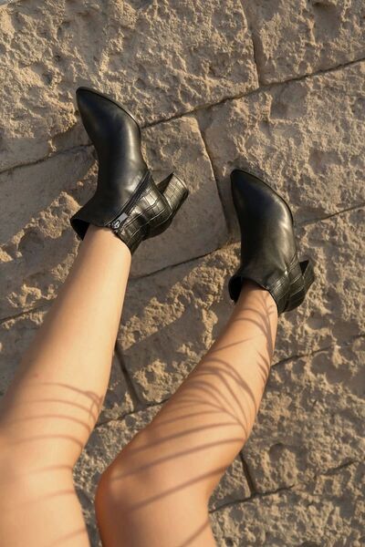 FERZOLAİO Kadın Klasik Siyah Topuklu Bot Vegan Deri Sivri Kalıp Bilekte Yarım Bot Qadın Klassik Qara