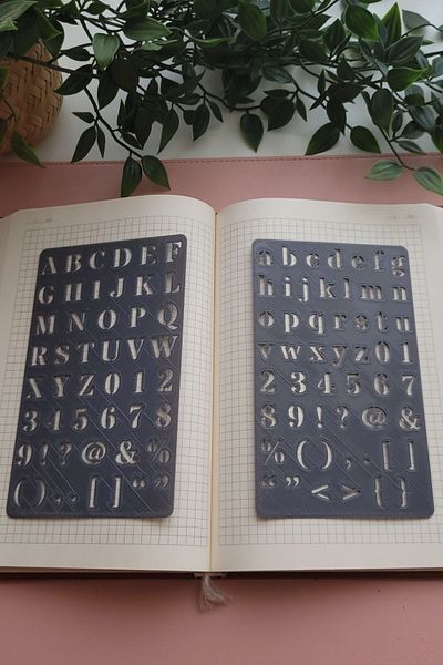 Karmelom Studio مجموعة مسطرة استنسل الحروف الكبيرة والصغيرة من Bullet Journal