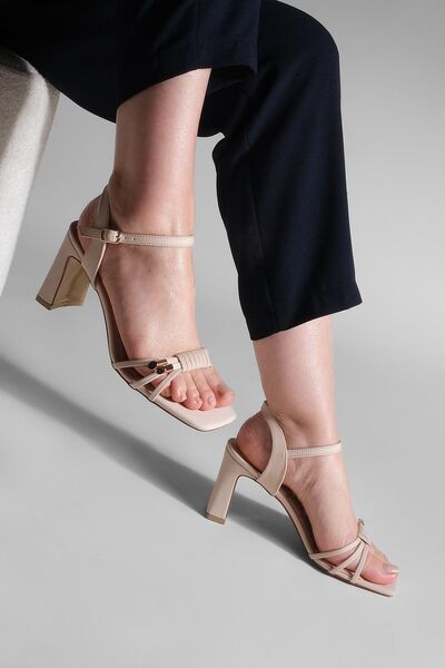 Marjin Női sarkú cipők bokapánt tompa orr vastag sarkú szandál Kera bézs