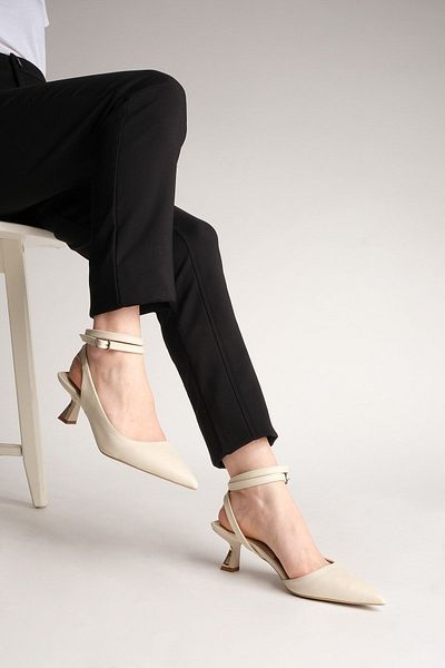 Marjin Damenschuhe mit spitzer Zehenpartie, verspiegeltem Absatz, Stilettoabsatz, Knöchelriemen und Absatz, Posten ecru