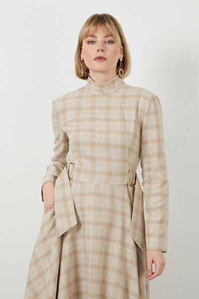 4G GIZIA Dik Yakalı Tokalı Kuşak Detaylı Midi Boy Astarlı Bej Elbise