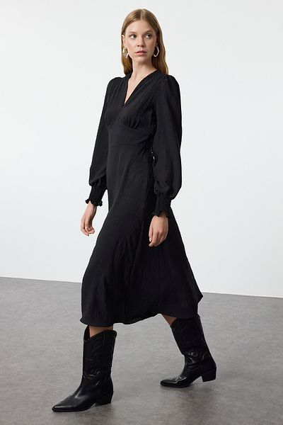 Trendyol Collection Midi černé šaty s detailem živůtek - Twoaw25el00366