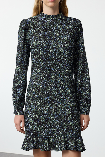 Trendyol Collection Černé minišaty s květinovým vzorem s límečkem - Twoaw23El01315