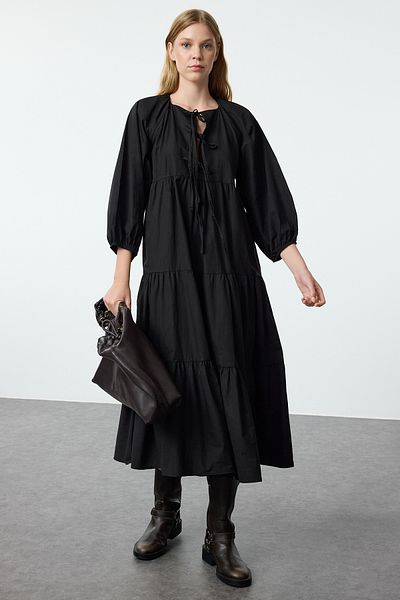 Trendyol Collection Bequemes schwarzes Midikleid mit Schleife - Twoaw25el00329