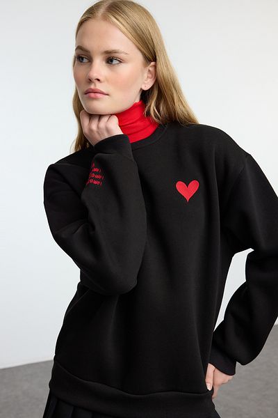 Trendyol Collection Дебел суитшърт с черен бродиран полар - стандартна кройка TWOAW25sw00176