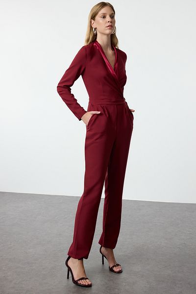 Trendyol Collection Burgunderroter Jumpsuit aus gewebtem Satin – lang, limitierte Auflage, Kragendetail TWOAW23TU00052