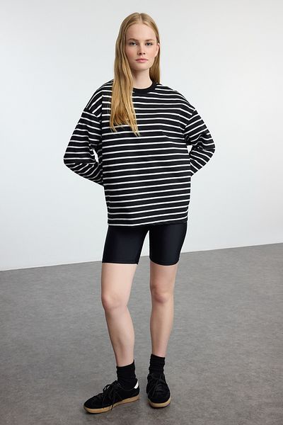 Trendyol Collection Weit geschnittenes, schwarzes, gestreiftes Sweatshirt mit Rundhalsausschnitt - TWOAW23sw00326