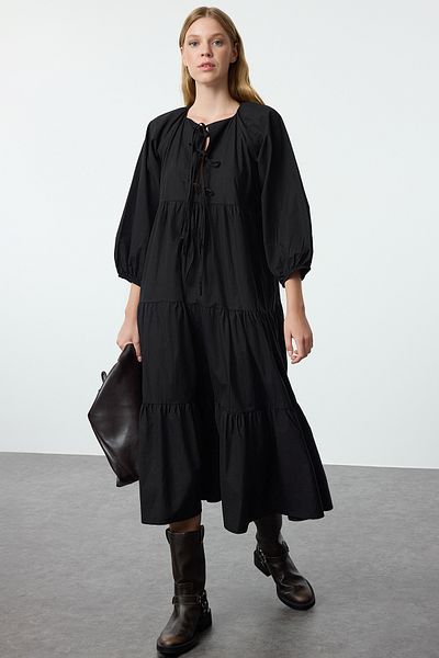 Trendyol Collection Bequemes schwarzes Midikleid mit Schleife - Twoaw25el00329