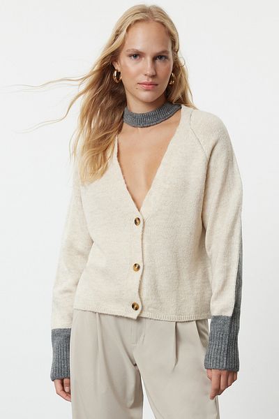 Trendyol Collection Gelbe, weich strukturierte Farbblock-Strickjacke TWOAW25HI00211
