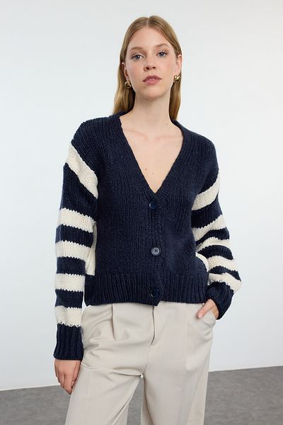 Trendyol Collection Темно-синій смугастий м'який светр-кардиган у клітинку TWOAW25HI00206