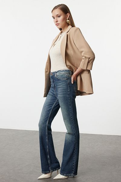 Trendyol Collection Vintage-Flare-Jeans mit hoher Taille – Blau mit Pale-Effekt TWOAW25JE00169