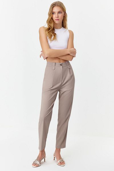 Trendyol Collection Beigefarbene Karottenhose mit hoher Taille aus gewebtem Polyviskonstoff TWOSS22PL0280