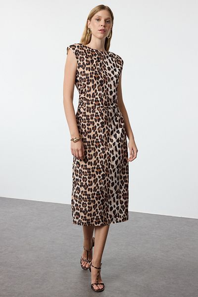 Trendyol Collection Hnědé šaty s vycpaným leopardím vzorem – rovný střih TWOAW25EL00361