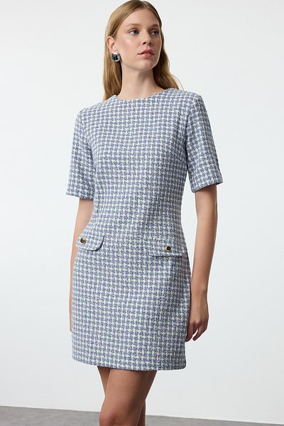 Trendyol Collection Tweed gewebtes blaues Kleid - gerader Schnitt und Knopfdetail Twoaw25el00158