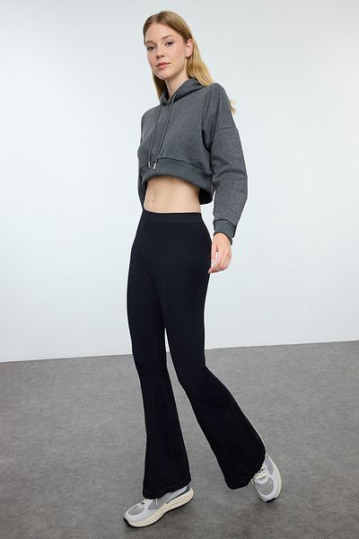 Trendyol Collection Schwarze nahtlose Yoga-Leggings mit spanischem Bein - Thmaw25Ty00013