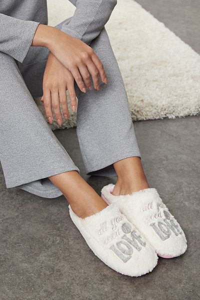 TRENDYOL SHOES Plüsch-Hausschuhe für Damen – Ecru-Stickerei, TAKAW25ER00008