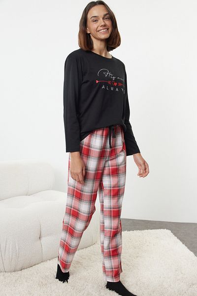 Trendyol Collection Černá dámská pyžamová sada – 100% bavlna, kostkovaný design se sloganem a srdcem Thmaw25Pt00160