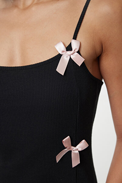 Trendyol Collection Pletená noční košile se šňůrou – černá stuha, detail mašle a rozparku, provazový popruh Thmaw25Gc00011