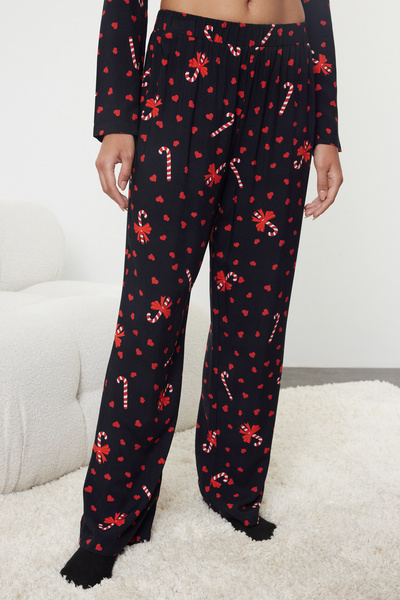 Trendyol Collection Fekete-többszínű szív karácsonyi témájú viszkóz szőtt pizsama szett csővel THMAW25PT00135