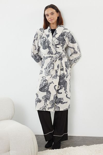 Trendyol Collection Mehrfarbiger gestrickter Wintermantel aus Fleece mit Gürtel und Tiermuster THMAW25SB00011